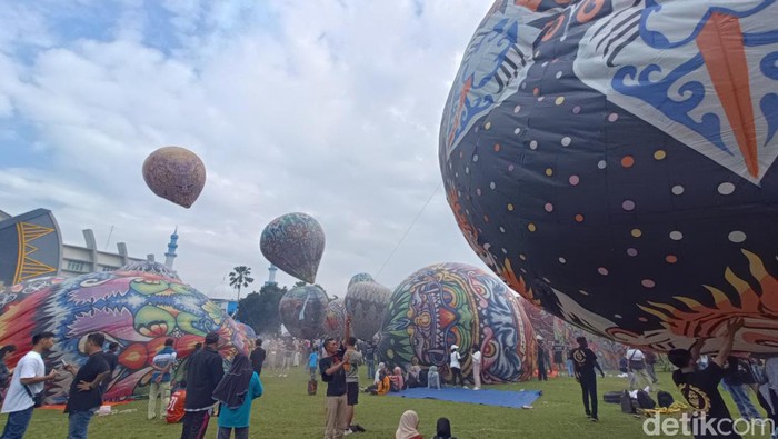 Sejumlah balon udara diterbangkan dengan tetap diikat tali di Lapangan Kampus Universitas Muhammadiyah Purwokerto, Minggu (26/5/2024).