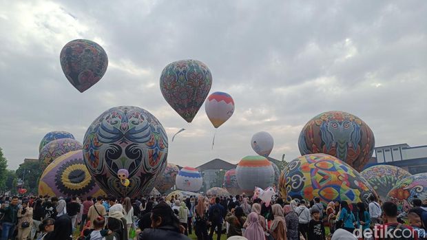 Sejumlah balon udara diterbangkan dengan tetap diikat tali di Lapangan Kampus Universitas Muhammadiyah Purwokerto, Minggu (26/5/2024).