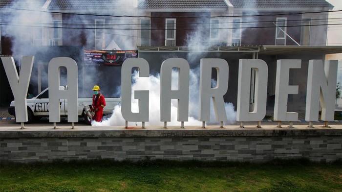 Petugas melakukan fogging atau pengasapan di Perumahan Surya Garden 2 Sidodadi, Candi, Sidoarjo, Jawa Timur, Minggu (26/5/2024). Pengasapan tersebut dilakukan guna mencegah penyebaran penyakit Demam Berdarah Dengue (DBD) yang disebabkan oleh gigitan nyamuk Aedes Aegypti menyusul adanya temuan kasus penyakit DBD di daerah itu. ANTARA FOTO/Umarul Faruq