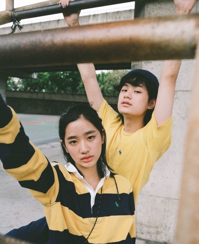 Tak banyak yang tahu jika Tu Tontawan punya kakak laki-laki Ton Tonhon, yang duluan eksis sebagai aktor, membintangi series Hormones dan film Suckseed. Tu Tontawan akhirnya menyusul jejak Ton Tonhon, yang terpaut satu tahun dengannya. Foto: dok. Instagram @tontawan