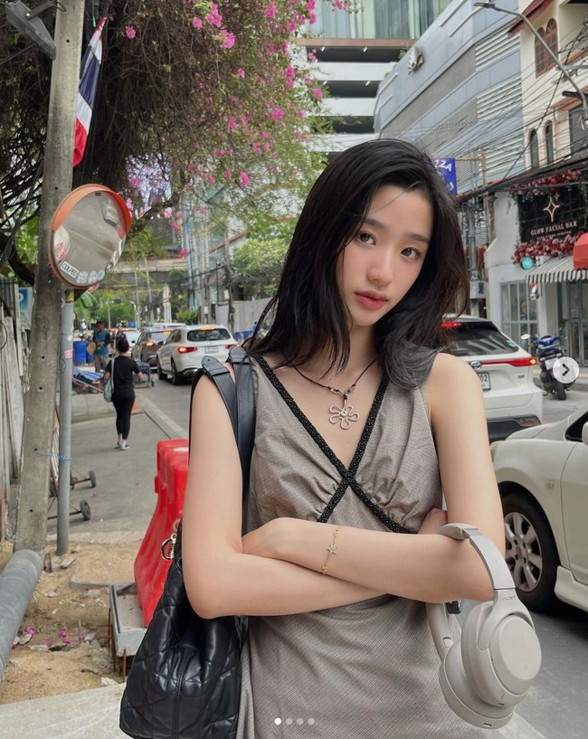 Di tengah kesibukannya sebagai aktris, Tu Tontawan sedang mempersiapkan tugas akhir sebagai syarat untuk lulus dari jurusan kedokteran gigi di Chulalongkorn University. Foto: dok. Instagram @tontawan