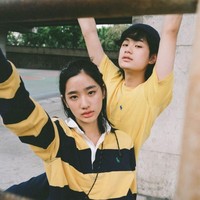 Tak banyak yang tahu jika Tu Tontawan punya kakak laki-laki Ton Tonhon, yang duluan eksis sebagai aktor, membintangi series Hormones dan film Suckseed. Tu Tontawan akhirnya menyusul jejak Ton Tonhon, yang terpaut satu tahun dengannya. Foto: dok. Instagram @tontawan