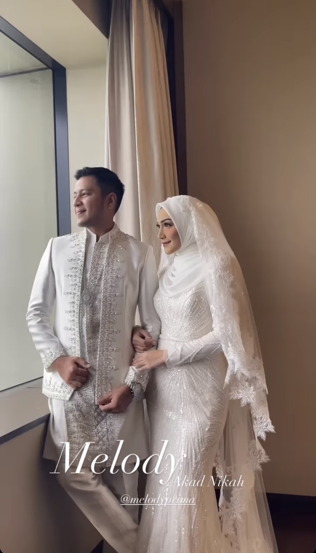 Sebelumnya Melody Prima menikah dengan Tommy Bagus Setiadi pada Maret 2016 dan bercerai setelah 6 tahun bersama. Sedangkan Ilham Akbar Prawira merupakan mantan suami presenter Dita Fakhrana yang menikah pada Maret 2020 dan berpisah Juni 2021. Foto: Instagram