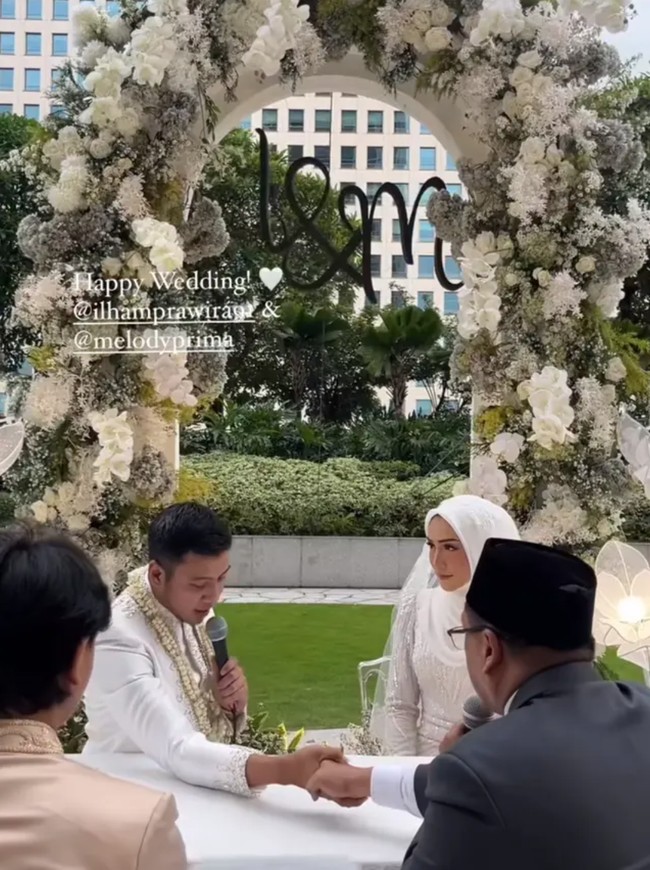 Melody Prima dan Ilham Akbar Prawira tampil serasi memakai baju pengantin berwarna putih untuk prosesi akad nikah. Foto: Instagram