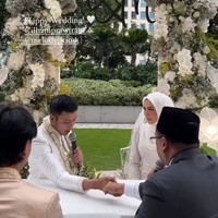 Melody Prima dan Ilham Akbar Prawira tampil serasi memakai baju pengantin berwarna putih untuk prosesi akad nikah. Foto: Instagram