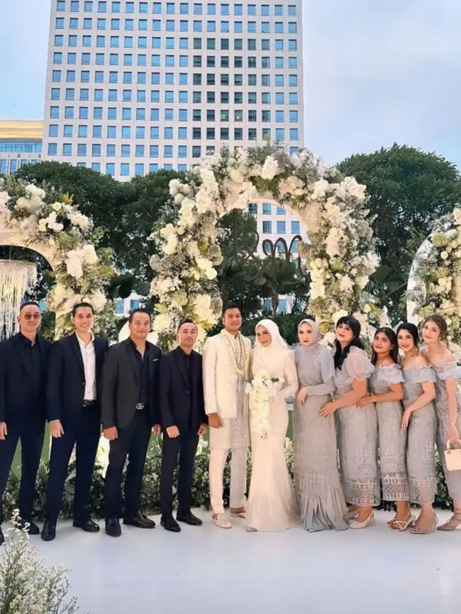 Pernikahan Melody Prima dan Ilham Akbar Prawira digelar outdoor di Hotel Fairmont Jakarta pada Sabtu (25/5/2024). Keduanya hanya mengundang keluarga dan kerabat terdekat. Foto: Instagram