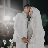 Seperti dilansir dari akun Instagram @ziabrides, Melody Prima dan Ilham Akbar Prawira mempersiapkan pernikahannya dalam waktu singkat selama satu bulan. Foto: Instagram