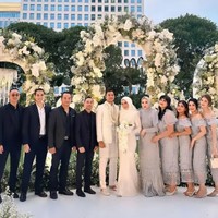Pernikahan Melody Prima dan Ilham Akbar Prawira digelar outdoor di Hotel Fairmont Jakarta pada Sabtu (25/5/2024). Keduanya hanya mengundang keluarga dan kerabat terdekat. Foto: Instagram