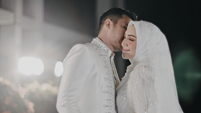 Gaya Melody Prima Menikah dengan Ilham Prawira