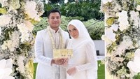 7 Gaya Melody Prima Menikah dengan Ilham Prawira, Anggun Bergaun Putih