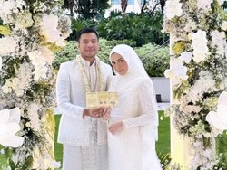 7 Gaya Melody Prima Menikah dengan Ilham Prawira, Anggun Bergaun Putih