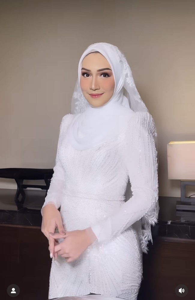 Berbeda dengan pernikahan pertamanya, kali ini Melody Prima tampil berhijab. Foto: Instagram