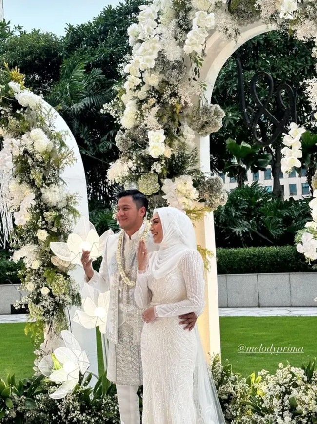 Pemain sinetron ABG Jadi Manten itu mempercayakan Zia Brides by Ayu Wulans untuk gaun pernikahan, sepatu, hingga riasan wajahnya. Foto: Instagram