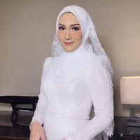 Berbeda dengan pernikahan pertamanya, kali ini Melody Prima tampil berhijab. Foto: Instagram