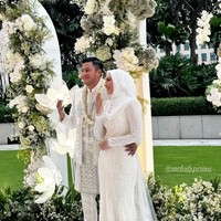 Pemain sinetron ABG Jadi Manten itu mempercayakan Zia Brides by Ayu Wulans untuk gaun pernikahan, sepatu, hingga riasan wajahnya. Foto: Instagram