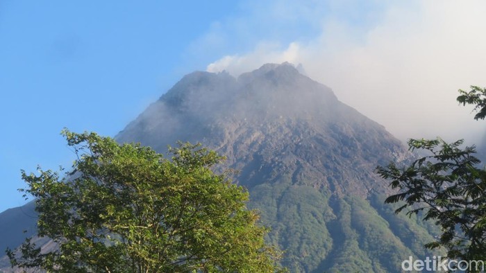 Puncak Gunung Merapi terlihat dari Kinahrejo,Umbulharjo, Cangkringan, Sleman beberapa waktu lalu. Foto diunggah Minggu (26/5/2024).