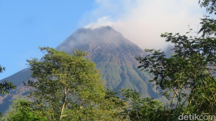 Puncak Gunung Merapi terlihat dari Kinahrejo,Umbulharjo, Cangkringan, Sleman beberapa waktu lalu. Foto diunggah Minggu (26/5/2024).
