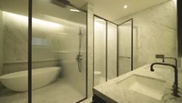 Kamar mandi di penthouse ini sudah tersedia bathub, wastafel lengkap dengan cermin besar, toilet duduk, dan shower. Area basah dan kering juga dipisah.