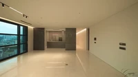 Area ruang tengah cukup besar dan terhubung ke area dapur dan laundry.