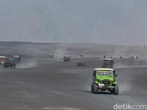 Berkah Long Weekend Waisak, Jip di Bromo Full Booking