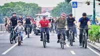 Pada Sabtu pagi (25/5/2024), Jokowi bersama cucunya Jan Ethes bersepeda di kawasan Karaton Ngayogyakarta Hadiningrat. Foto: dok. Biro Setpres RI