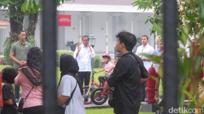 Presiden Jokowi didampingi Jan Ethes di Istana Kepresidenan Yogyakarta saat membagikan bingkisan bahan pokok kepada warga, Jumat sore (24/5/2024).