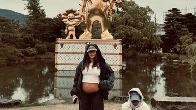6 Gaya Babymoon Hailey Bieber di Jepang, Pakai Baju Transparan Pamer Baby Bump