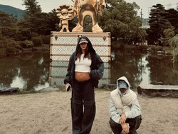 6 Gaya Babymoon Hailey Bieber di Jepang, Pakai Baju Transparan Pamer Baby Bump