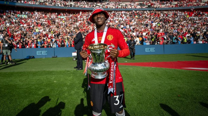 LONDON, ENGLAND - MAY 25: Kobbie Mainoo of Manchester United celebrates with the Emirates FA Cup trophy after winning the Emirates FA Cup Final match between Manchester City and Manchester United at Wembley Stadium on May 25, 2024 in London, England. (Photo by Ash Donelon/Manchester United via Getty Images)