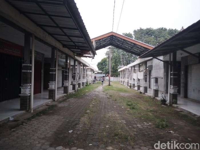 Kondisi Pasar Batik Trusmi Cirebon yang tak terawat dan sepi.