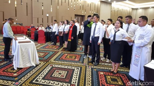 KPU Kota Kupang melantik 153 anggota Panitia Pemungutan Suara (PPS) untuk Pemilihan Kepala Daerah (Pilkada) 2024 di Hotel Aston, Kupang, NTT, Minggu (26/4/2024). (Foto: Simon Selly/detikBali)