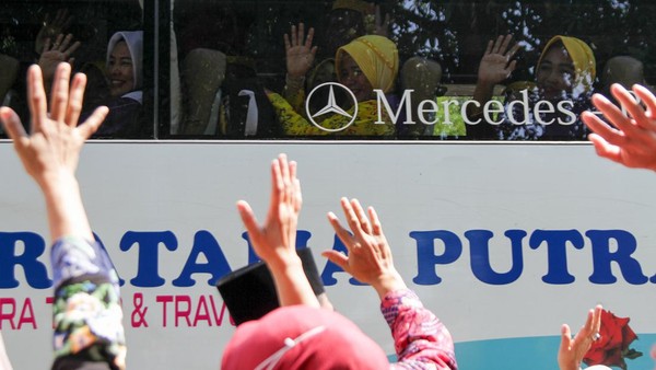 Lambaian Tangan Keluarga Iringi Pelepasan Jemaah Haji di Sidoarjo