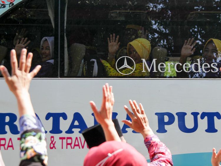 Lambaian Tangan Keluarga Iringi Pelepasan Jemaah Haji di Sidoarjo