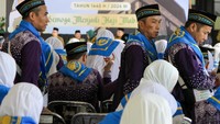 Jemaah haji mengikuti acara pemberangkatan ke asrama haji Surabaya di Pendopo Delta Wibawa Sidoarjo, Jawa Timur, Minggu (26/5/2024).