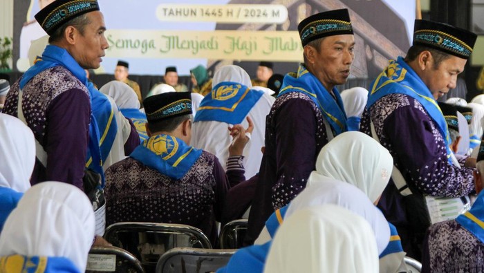 Lambaian Tangan Keluarga Iringi Pelepasan Jemaah Haji di Sidoarjo Sejumlah keluarga dan kerabat melambaikan tangan kepada jamaah calon haji saat pemberangkatan ke asrama haji Surabaya di Pendopo Delta Wibawa Sidoarjo, Jawa Timur, Minggu (26/5/2024). Sebanyak 221 dari 2.432 jamaah calon haji asal Sidoarjo yang terbagi menjadi 13 kloter akan diberangkatan ke tanah suci Makkah melalui Bandara Internasional Juanda. ANTARA FOTO/Umarul Faruq/foc.