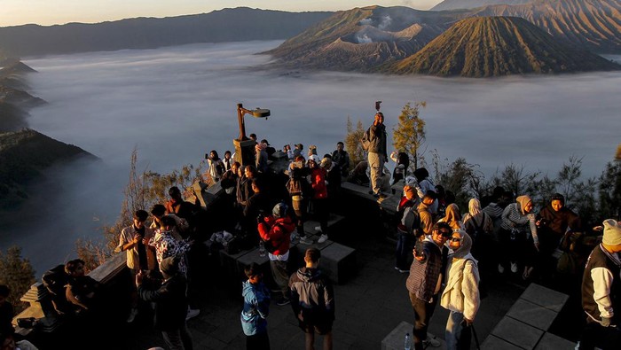 Libur Waisak, Pengunjung Gunung Bromo Meningkat Sejumlah wisatawan mengunjungi Puncak Seruni Point di kawasan Bromo Tengger Semeru, Probolinggo, Jawa Timur, Minggu (26/5/2024). Balai Besar Taman Nasional Bromo Tengger Semeru (BB TNBTS) mencatat kunjungan wisatawan pada masa libur panjang waisak meningkat dari hari sebelumnya yakni 914 orang per hari menjadi 6.242 orang per kamis (23/5) hingga Sabtu (25/5). ANTARA FOTO/Muhammad Mada/foc.