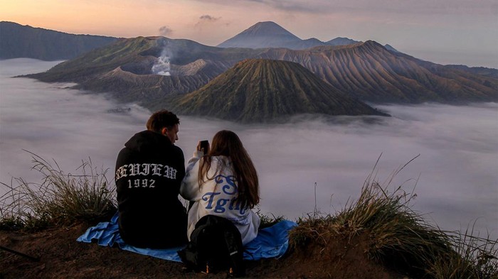 Libur Waisak, Pengunjung Gunung Bromo Meningkat Sejumlah wisatawan mengunjungi Puncak Seruni Point di kawasan Bromo Tengger Semeru, Probolinggo, Jawa Timur, Minggu (26/5/2024). Balai Besar Taman Nasional Bromo Tengger Semeru (BB TNBTS) mencatat kunjungan wisatawan pada masa libur panjang waisak meningkat dari hari sebelumnya yakni 914 orang per hari menjadi 6.242 orang per kamis (23/5) hingga Sabtu (25/5). ANTARA FOTO/Muhammad Mada/foc.