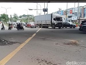 Pemotor Gagal Nyalip Truk, Nyawa Ibu-Anak Melayang di Palembang