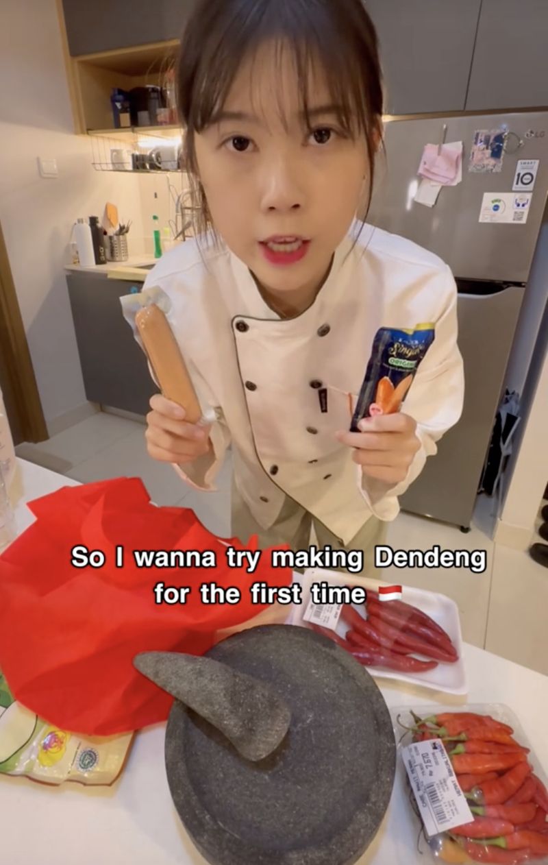 Main ke Indonesia, YouTuber Korea Kelly Bikin Dendeng Batokok dari Sosis!
