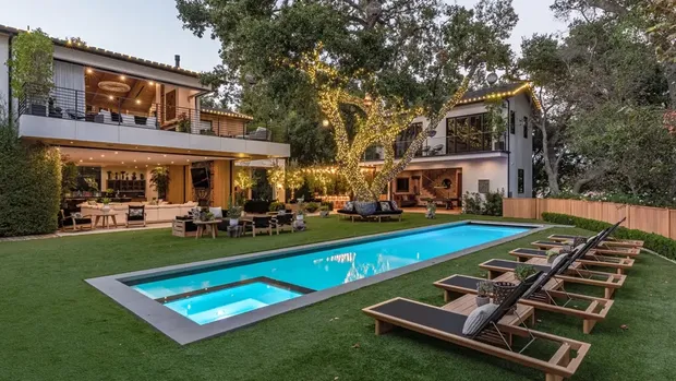 Tampilan kolam renang di mansion yang dibeli Meghan Trainor.