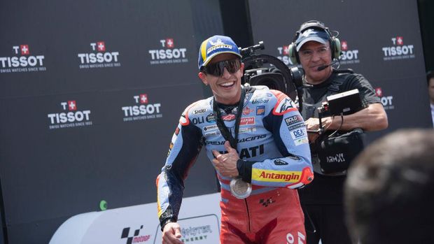BARCELONA, SPAIN - MAY 25: Marc Marquez of Spain and Gresini Racing MotoGP celebrates the second place on the podium in front of fans during the MotoGP Of Catalunya - Sprint at Circuit de Barcelona-Catalunya on May 25, 2024 in Barcelona, Spain. (Photo by Mirco Lazzari gp/Getty Images)
