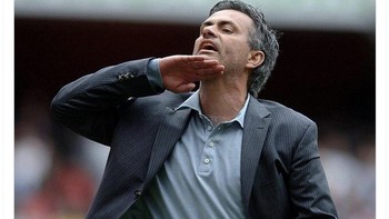 Arsenal musim ini yang dikatakan tim terbaik tidak meraih trofi, sementara MU yang dikatakan terburuk tetap memperoleh piala. Foto: Twitter