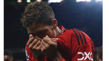 Laga semalam adalah pertandingan terakhir Raphael Varane yang akan hengkang dari MU. Foto: Twitter