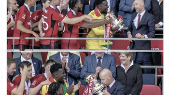 Para pemain MU berbondong meminta Ten Hag mengangkat piala. Foto: Twitter