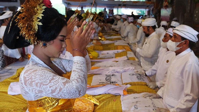 Metatah, Ritual Potong Gigi untuk Anak Beranjak Dewasa di Bali Sejumlah perempuan Bali mengikuti ritual Metatah atau potong gigi massal di Gedung Kesenian I Ketut Maria, Tabanan, Bali, Minggu (26/5/2024). Kegiatan yang digelar oleh Pemerintah Kabupaten Tabanan bersama Angel Hearts Bali Foundation tersebut diikuti 403 umat Hindu untuk membantu meringankan beban biaya masyarakat dalam melaksanakan upacara yang bermakna menghilangkan enam sifat buruk manusia saat mulai beranjak dewasa. ANTARA FOTO/Nyoman Hendra Wibowo/foc.
