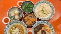 DetikFood memesan bakmi andalan mereka. Harga menu bakminya dibanderol mulai dari Rp 25.000 sampai Rp 40.000 an. Foto: Detikcom / Atiqa Rana