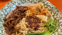 Mie Chili Oil (Rp 38.000) wajib dicoba! Terdiri dari mie, beef slice, dan pangsit goreng, serta chilli oil yang pedasnya mantap. Foto: Detikcom / Atiqa Rana