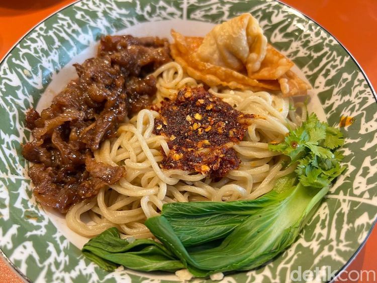 Slurpp! Mie Rumput Laut ala Bandung dengan Topping Beef Slice yang Juicy