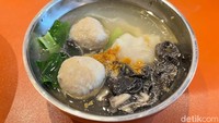 Babatnya disajikan dalam mangkuk terpisah bersama bakso, sayuran, dan kuah kaldu yang gurih sedap. Foto: Detikcom / Atiqa Rana