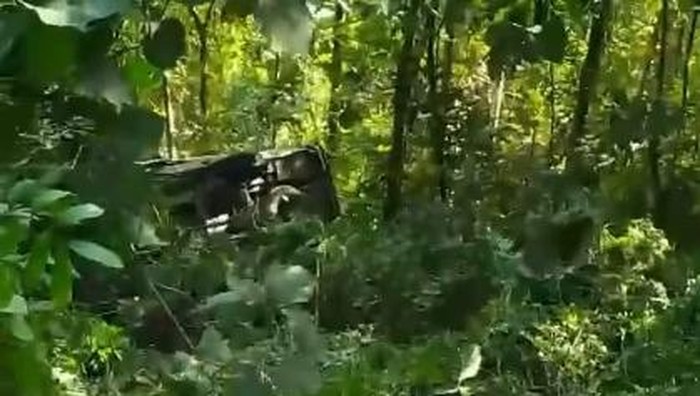 Mobil masuk jurang di malang